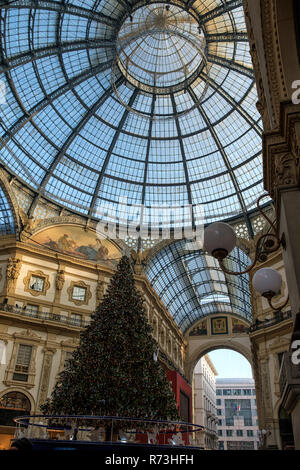 Bella illuminato Swarovski albero di Natale a Milano la Galleria Vittorio Emanuele II con lo splendido lucernario cupola di vetro sulla parte superiore Foto Stock