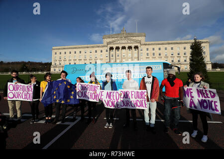 I membri del nostro futuro, la nostra scelta NI tenere un voto popolare protestare fuori gli edifici del Parlamento europeo, Stormont, Belfast per mostrare il loro disappunto per non essere ascoltato nel dibattito Brexit. Foto Stock