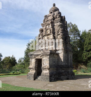 Il Candi Arjuna tempio indù, nel complesso Arjuna, Dieng Plateau, Giava centrale, Indonesia. Foto Stock