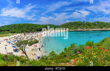 Persone relax sulla spiaggia S Amarador in vacanza estiva. Palma de Mallorca Island - Spagna Foto Stock