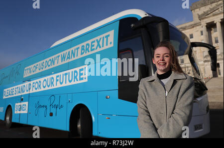 Doire Finn, co-fondatore del nostro futuro, la nostra scelta NI durante un voto popolare protestare fuori gli edifici del Parlamento europeo, Stormont, Belfast per mostrare il loro disappunto per non essere ascoltato nel dibattito Brexit. Foto Stock