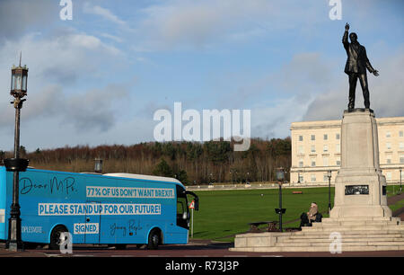 I membri del nostro futuro, la nostra scelta NI arrivano sulla loro battaglia bus per tenere un voto popolare protestare fuori gli edifici del Parlamento europeo, Stormont, Belfast, mostrando il loro disappunto per non essere ascoltato nel dibattito Brexit. Foto Stock