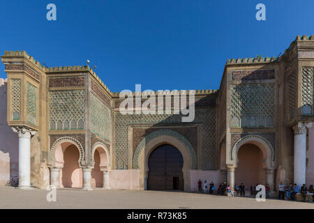 Meknes, storico city gate Bab Mansour, Marocco Foto Stock