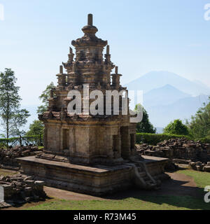 Il Candi Gedong Songo a sunrise. Un 9th-secolo tempio Buddista complesso su un vulcano vicino a Semarang, Java, Indonesia. Foto Stock