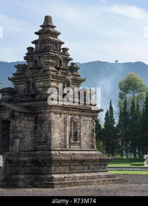 Il Candi Arjuna tempio indù, nel complesso Arjuna, Dieng Plateau, Giava centrale, Indonesia. Foto Stock