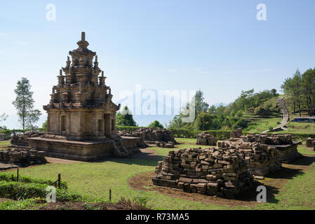 Il Candi Gedong Songo a sunrise. Un 9th-secolo tempio Buddista complesso su un vulcano vicino a Semarang, Java, Indonesia. Foto Stock