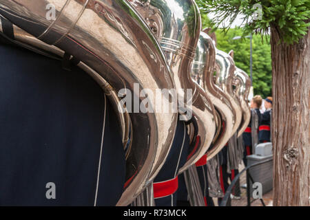 Dettagli da una musica, spettacolo e marching band. Riproduzione di musicisti di strumenti a fiato in divisa. Tuba, Sousa Foto Stock