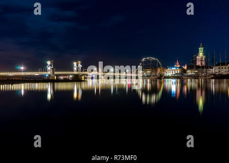 Foto notturna della città storica di Kampen, Overijssel, Paesi Bassi di notte Foto Stock