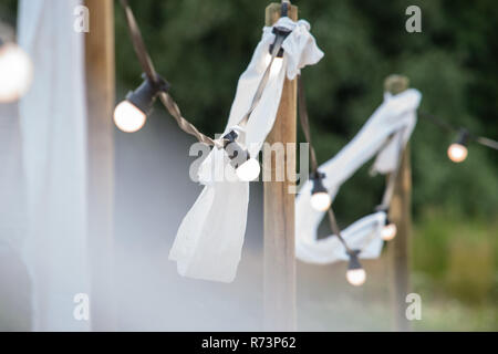 Decorazioni romantiche per un matrimonio a un party in giardino Foto Stock