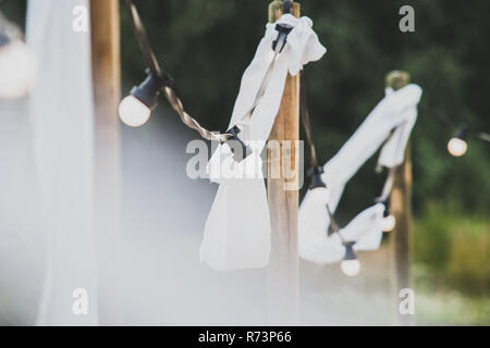 Decorazioni romantiche per un matrimonio a un party in giardino Foto Stock