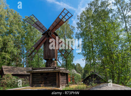 Xix secolo il mulino a vento (da Punkalaidun, Satakunta), Seurasaari Open-Air Museum, Seurasaari, Helsinki, Finlandia. Foto Stock