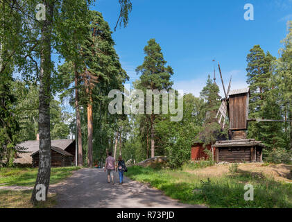 Giovane a piedi attraverso Seurasaari Open-Air Museum, Seurasaari, Helsinki, Finlandia. Foto Stock