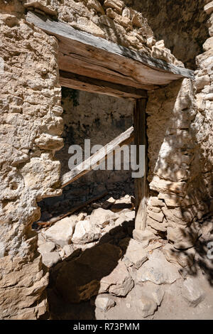 Vecchia ardesia caduti costruito casa di montagna. Una rovina rovina nel paesaggio francese situato su una palude strada in corrispondenza di una cascata Foto Stock