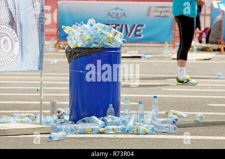 San Pietroburgo.Russia.Luglio.09.2017.Dopo la maratona,atleti bere molta acqua fresca.Nell urna è un sacco di bottiglie in plastica. Foto Stock