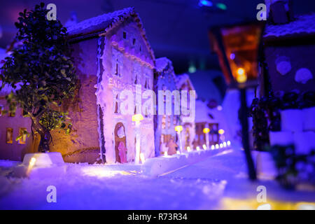 Città di panpepato, Pepperkaker Bien Bergen, natale atmosfera sopra la città di pan di zenzero. Scandinavian natale Foto Stock