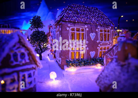 Città di panpepato, Pepperkaker Bien Bergen, natale atmosfera sopra la città di pan di zenzero. Scandinavian natale Foto Stock