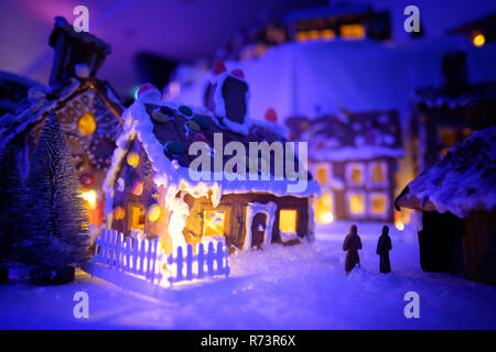 Città di panpepato, Pepperkaker Bien Bergen, natale atmosfera sopra la città di pan di zenzero. Scandinavian natale Foto Stock