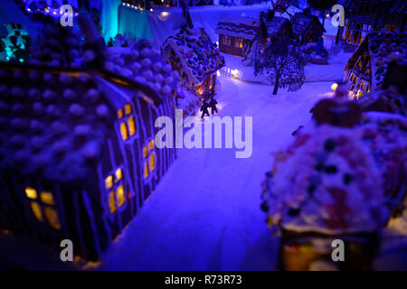 Città di panpepato, Pepperkaker Bien Bergen, natale atmosfera sopra la città di pan di zenzero. Scandinavian natale Foto Stock