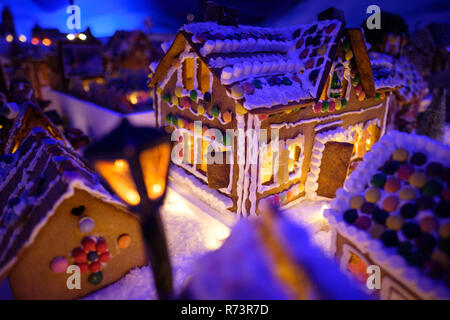 Città di panpepato, Pepperkaker Bien Bergen, natale atmosfera sopra la città di pan di zenzero. Scandinavian natale Foto Stock