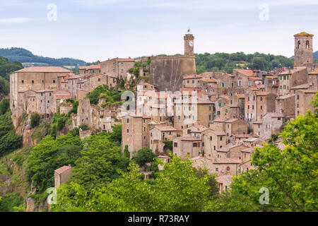 Antico borgo medioevale città di collina Sorano, Toscana, Italia nel mese di maggio Foto Stock