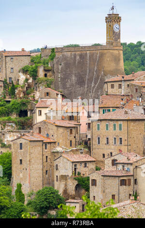 Antico borgo medioevale città di collina Sorano, Toscana, Italia nel mese di maggio Foto Stock