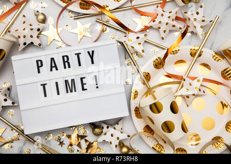 Il tempo del partito lightbox celebrazione Messaggio con luxury gold party decorazioni Foto Stock