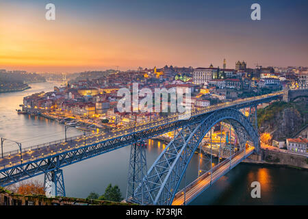 Porto, Portogallo. Immagine di panorama urbano di Porto, Portogallo con il famoso Ponte di Luis e il fiume Douro durante il tramonto. Foto Stock