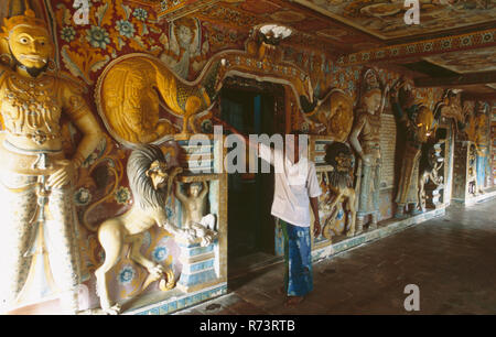 Buddisti di statue del monastero Mulkirigala nel sud dello Sri Lanka vicino la città di Galle Foto Stock