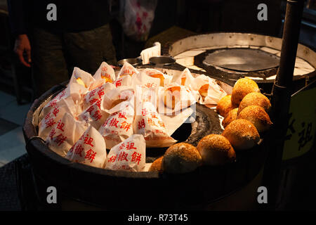 JIUFEN, Taiwan - 6 novembre: pepe nero panini di maiale per la vendita al mercato notturno di Jiufen il 6 novembre 2018 in Jiufen, Taiawan. Foto Stock