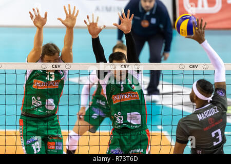 Salonicco, Grecia - 5 Dicembre 2018: Il team di giocatori in azione durante il CEV Volleyball Cup gioco tra Paok vs Indykpol AZS Olsztyn presso PAOK SP Foto Stock