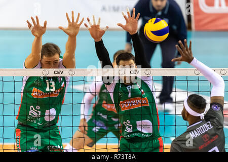 Salonicco, Grecia - 5 Dicembre 2018: Il team di giocatori in azione durante il CEV Volleyball Cup gioco tra Paok vs Indykpol AZS Olsztyn presso PAOK SP Foto Stock