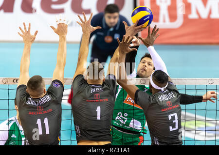 Salonicco, Grecia - 5 Dicembre 2018: Il team di giocatori in azione durante il CEV Volleyball Cup gioco tra Paok vs Indykpol AZS Olsztyn presso PAOK SP Foto Stock