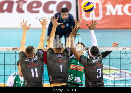 Salonicco, Grecia - 5 Dicembre 2018: Il team di giocatori in azione durante il CEV Volleyball Cup gioco tra Paok vs Indykpol AZS Olsztyn presso PAOK SP Foto Stock