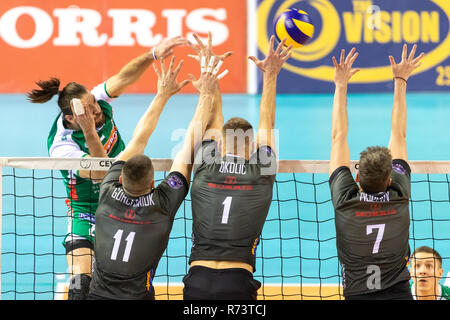 Salonicco, Grecia - 5 Dicembre 2018: Il team di giocatori in azione durante il CEV Volleyball Cup gioco tra Paok vs Indykpol AZS Olsztyn presso PAOK SP Foto Stock