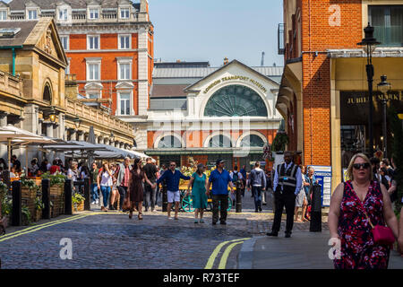 La gente folle di turisti ad esplorare, in visita a Londra il Museo dei Trasporti, Covent Garden, delle migliori attrazioni di Londra, cose da fare, turistico concetto, REGNO UNITO Foto Stock