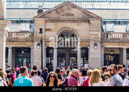 Una folla di gente che i turisti ad esplorare mercato di Covent Garden di Londra, il sole caldo giorno d'estate, Londra evidenziare, attrazione, cose da fare, popolari Foto Stock