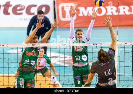 Salonicco, Grecia - 5 Dicembre 2018: Il team di giocatori in azione durante il CEV Volleyball Cup gioco tra Paok vs Indykpol AZS Olsztyn presso PAOK SP Foto Stock