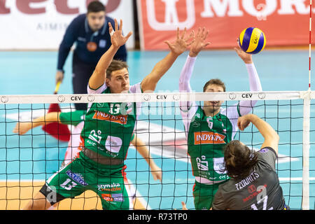 Salonicco, Grecia - 5 Dicembre 2018: Il team di giocatori in azione durante il CEV Volleyball Cup gioco tra Paok vs Indykpol AZS Olsztyn presso PAOK SP Foto Stock