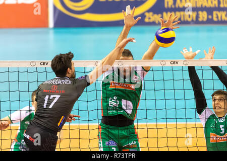 Salonicco, Grecia - 5 Dicembre 2018: Il team di giocatori in azione durante il CEV Volleyball Cup gioco tra Paok vs Indykpol AZS Olsztyn presso PAOK SP Foto Stock