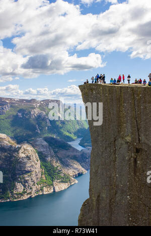 Prekestolen vew dal lato con i popoli dalla rupe in Norvegia Foto Stock