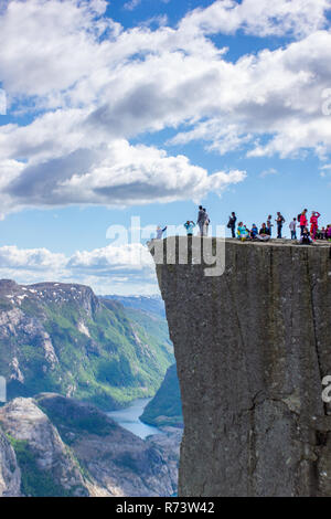 Prekestolen vew dal lato con i popoli dalla rupe in Norvegia Foto Stock