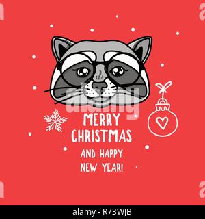 Vettore di carattere procione con gli occhiali. Auguri di Buon Natale. Scheda con graziosi animali isolati di testa sul rosso. Holiday disegnati a mano design Illustrazione Vettoriale