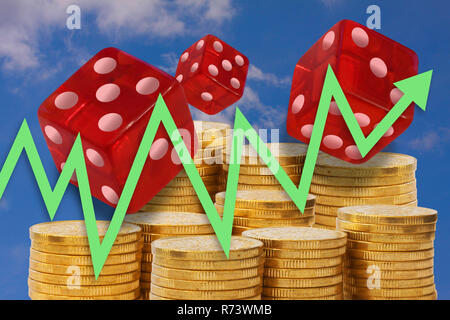 Diagramma di business con la freccia salendo su sfondo di golden denaro pile e dadi di laminazione che mostra il gioco d'azzardo con economy Foto Stock