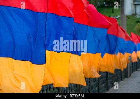 Una fila ordinata delle colorate Armenia bandiere nel vento. Foto Stock