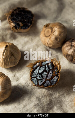 Organico nero fermentato aglio pronto a cucinare con Foto Stock