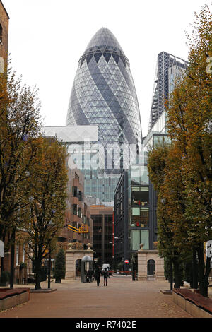 LONDON, Regno Unito - 24 novembre: 30 St Mary Axe a Londra il 24 novembre 2013. Riferimento famoso edificio Gherkin grattacielo a Londra, Regno Kin Foto Stock