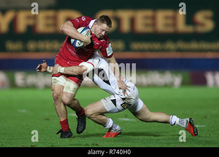 Scarlets' James Davies è affrontato dalla Ulster la volontà di Addison durante la Heineken Champions Cup, piscina quattro corrispondono al Parc y Scarlets, Llanelli. Foto Stock