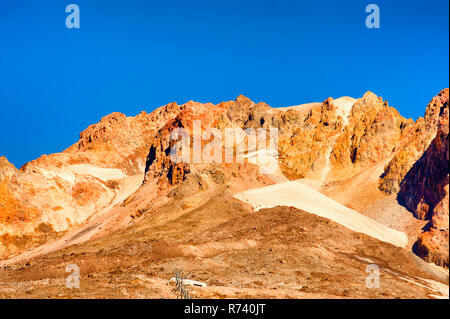 Mt. Il cofano mostra la sua struttura durante la tarda estate la treeline in primo piano. Solo le patch di ghiaccio e neve rimangono sui ghiacciai. Foto Stock