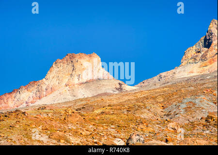 Mt. Il cofano mostra la sua struttura durante la tarda estate la treeline in primo piano. Solo le patch di ghiaccio e neve rimangono sui ghiacciai. Foto Stock