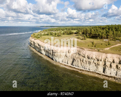 Panga coastal cliff (Panga pank, Mustjala cliff), la sponda settentrionale dell'isola di Saaremaa, vicino a Kuressaare, Estonia. North-Estonian scarpata di calcare, Ba Foto Stock